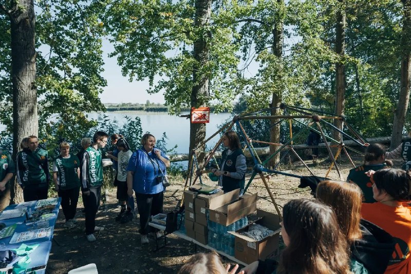 Субботник, посвященный глобальной инициативе ООН — Всемирному дню чистоты, состоялся в Саратове на берегу пруда Зеркальный.